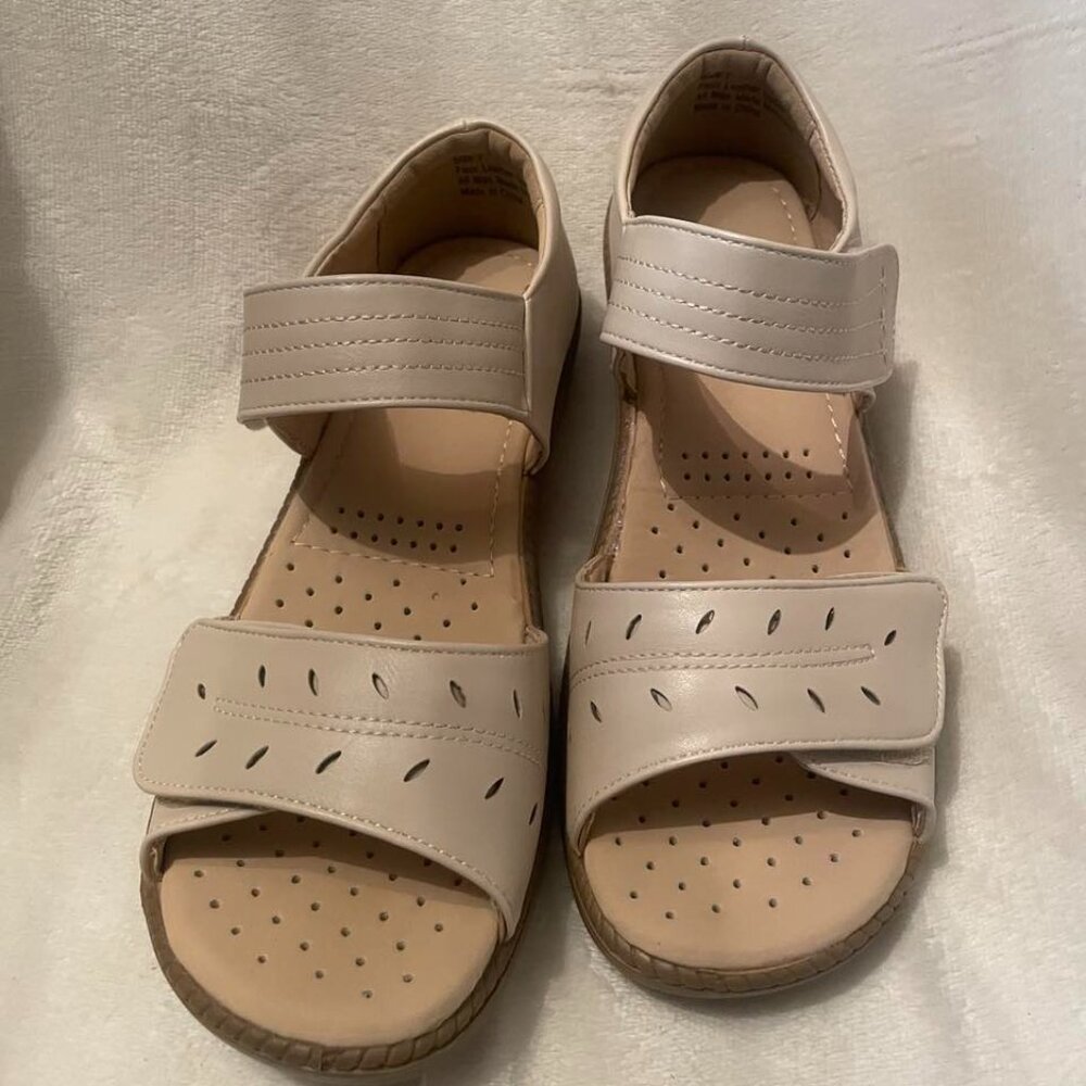 NWOT Collections Etc. Beige Adjustable Skid Resistant Comfort Sandals size 7